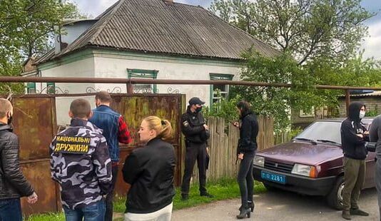 Під Дніпром невідомі в масках викрали шкуродера, що повісив цуценя