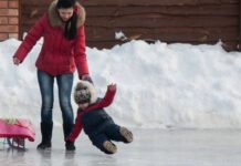 Жителі Дніпра вчилися правильно падати на льоду