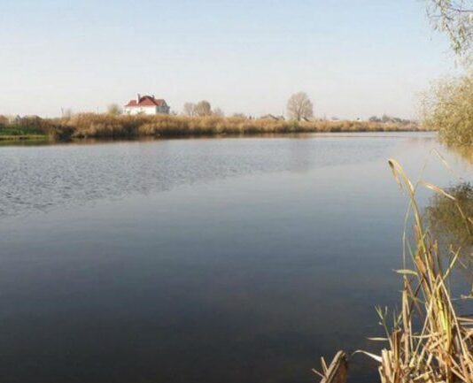 Озеро экологического бедствия: в Днепре Курячье заливает канализация