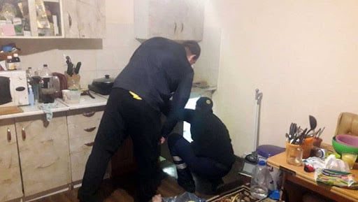 Сусід довжиною у метр: у Дніпрі жителі знайшли у своїй квартири змію