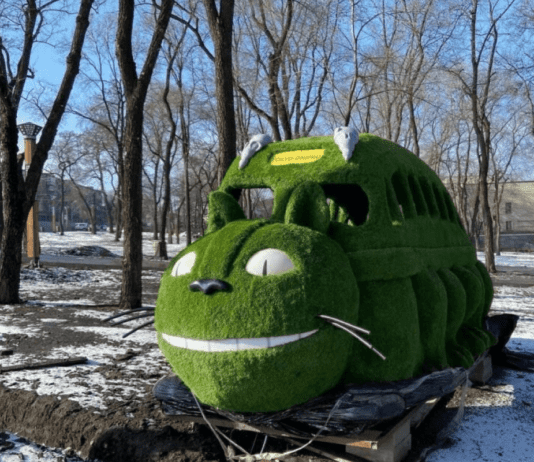 Необычная скульптура: в сквере Металлургов появился персонаж известного аниме