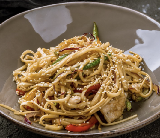 Локшина по-сингапурськи та інші ВОК-страви в асортименті “Рок-н-Ролл”